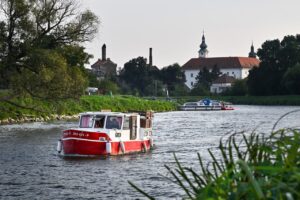 Půjčovna (pronájem) hausbótů na Baťově kanále a řece Moravě
