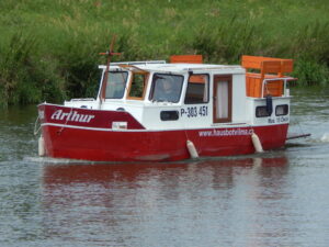 Půjčovna (pronájem) hausbótů na Baťově kanále a řece Moravě