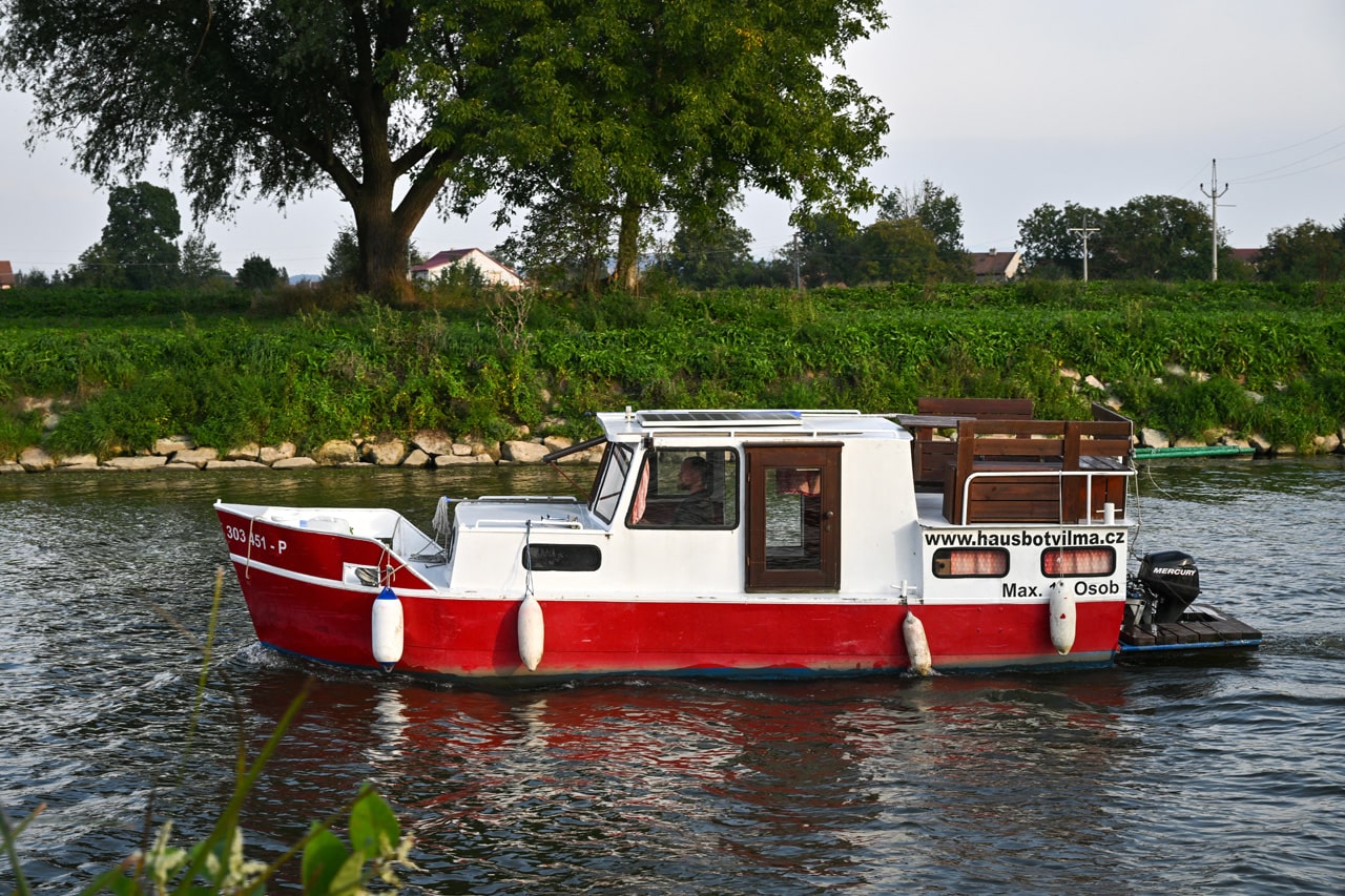 Půjčovna (pronájem) hausbótů na Baťově kanále a řece Moravě