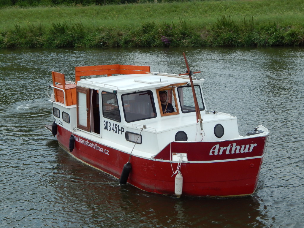 Půjčovna (pronájem) hausbótů na Baťově kanále a řece Moravě