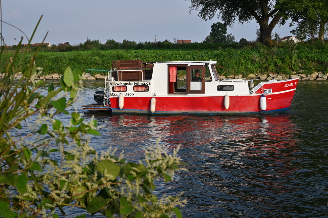 Půjčovna (pronájem) hausbótů na Baťově kanále a řece Moravě