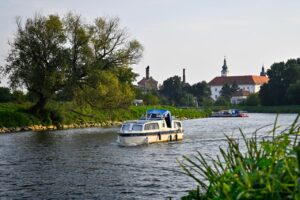 Půjčovna (pronájem) hausbótů na Baťově kanále a řece Moravě