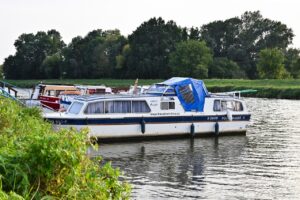 Půjčovna (pronájem) hausbótů na Baťově kanále a řece Moravě