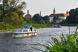 Půjčovna (pronájem) hausbótů na Baťově kanále a řece Moravě
