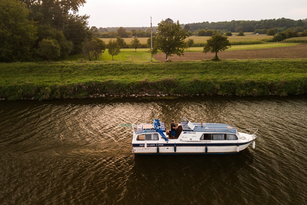 Půjčovna (pronájem) hausbótů na Baťově kanále a řece Moravě