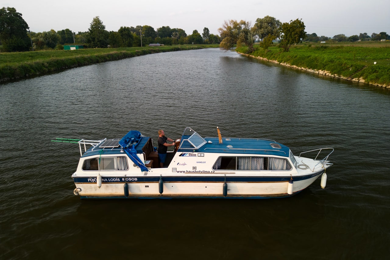 Půjčovna (pronájem) hausbótů na Baťově kanále a řece Moravě