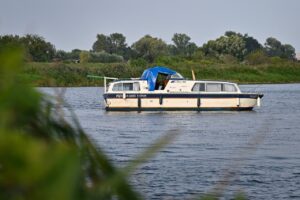 Půjčovna (pronájem) hausbótů na Baťově kanále a řece Moravě