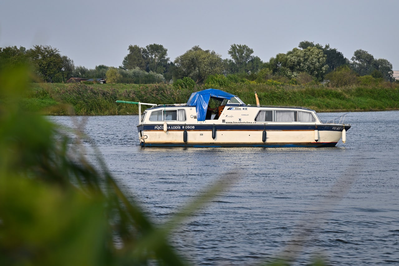 Půjčovna (pronájem) hausbótů na Baťově kanále a řece Moravě