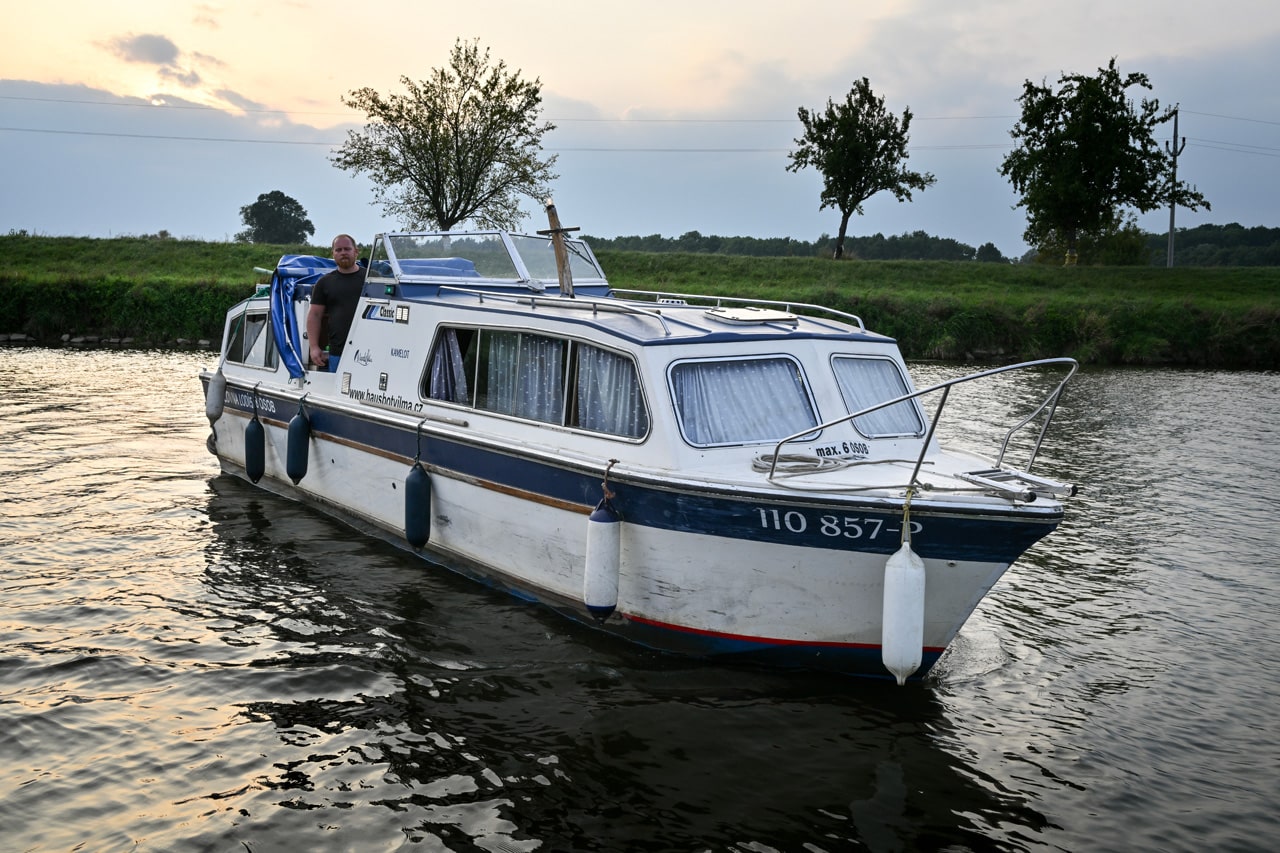 Půjčovna (pronájem) hausbótů na Baťově kanále a řece Moravě