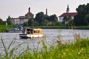 Půjčovna (pronájem) hausbótů na Baťově kanále a řece Moravě