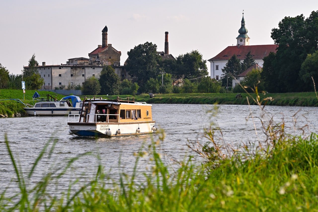 Půjčovna (pronájem) hausbótů na Baťově kanále a řece Moravě