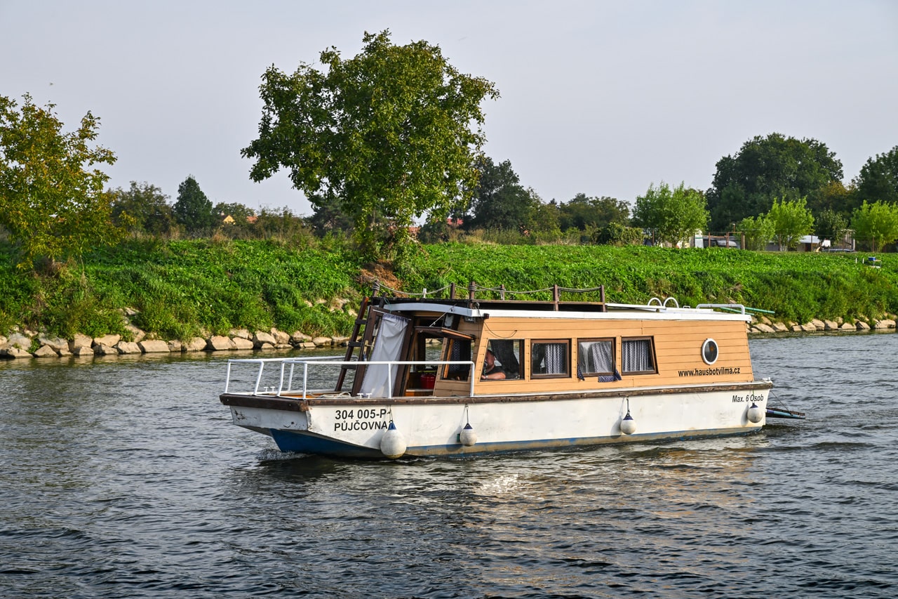 Půjčovna (pronájem) hausbótů na Baťově kanále a řece Moravě