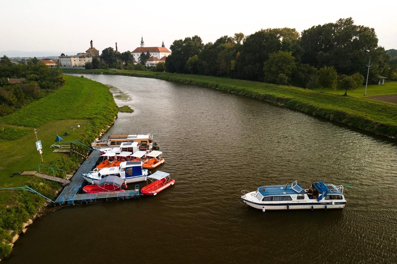 Půjčovna hausbótů na Baťově kanálu a řece Moravě