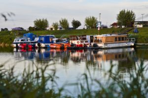 Půjčovna hausbótů na Baťově kanálu a řece Moravě