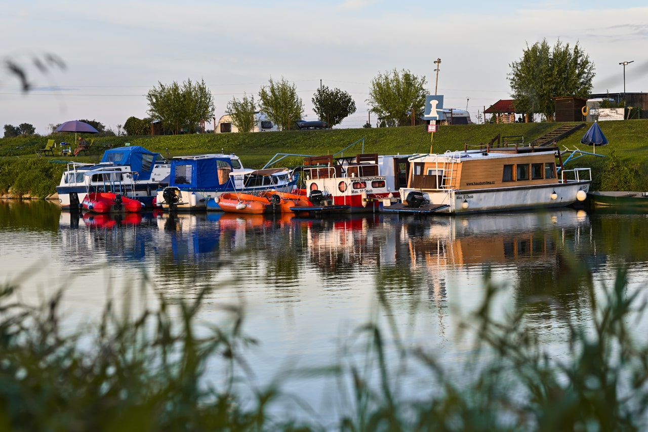 Půjčovna hausbótů na Baťově kanálu a řece Moravě