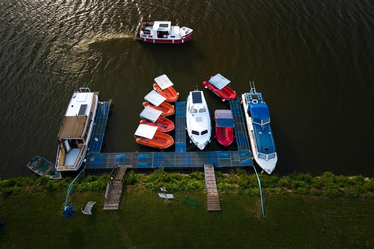 Půjčovna hausbótů na Baťově kanálu a řece Moravě