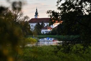 Půjčovna hausbótů na Baťově kanálu a řece Moravě