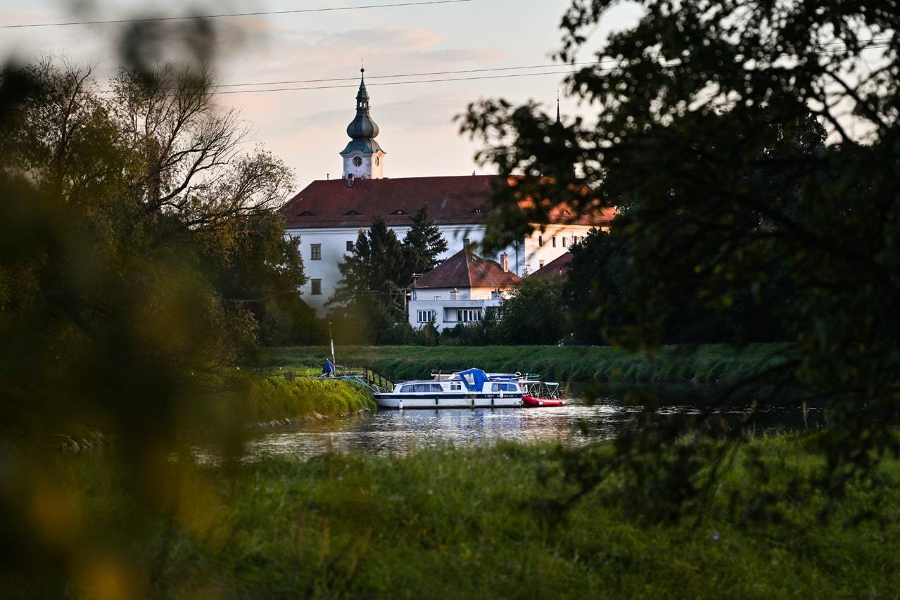 Půjčovna hausbótů na Baťově kanálu a řece Moravě