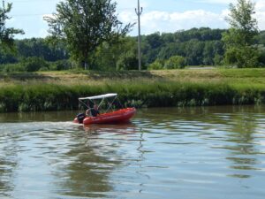 Půjčovna motorových člunů na Baťově kanále a řece Moravě