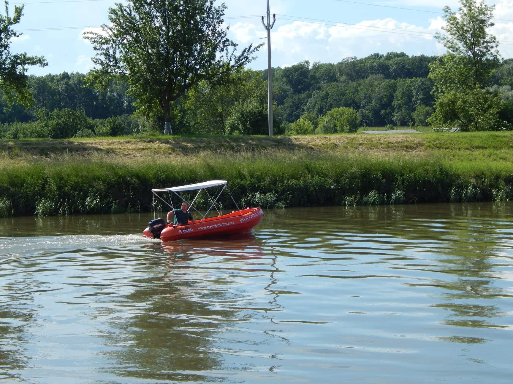 Půjčovna motorových člunů na Baťově kanále a řece Moravě