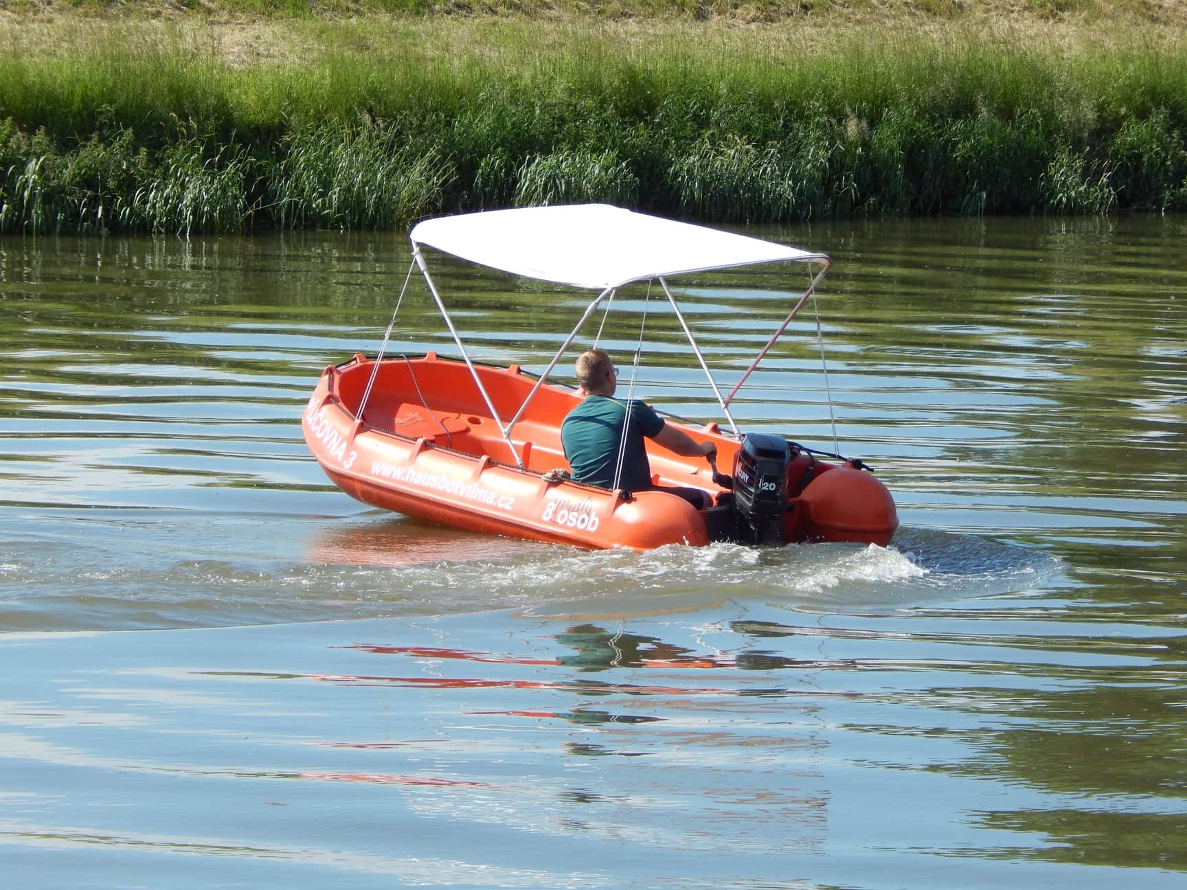 Půjčovna motorových člunů na Baťově kanále a řece Moravě