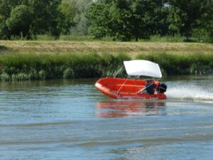 Půjčovna motorových člunů na Baťově kanále a řece Moravě