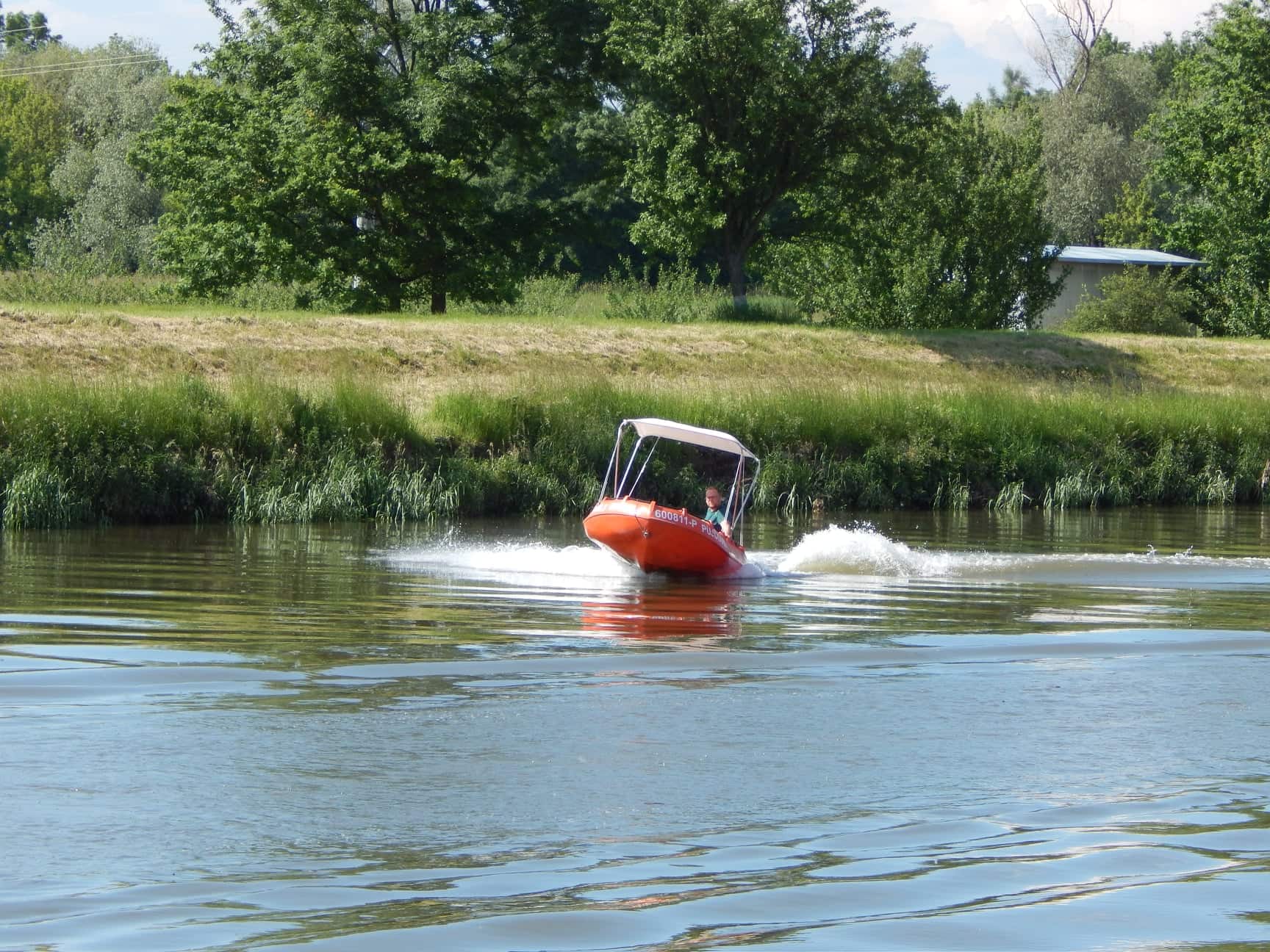 Půjčovna motorových člunů na Baťově kanále a řece Moravě