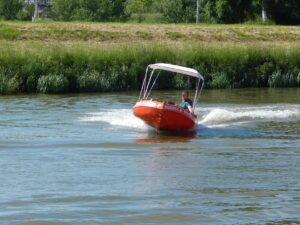 Půjčovna motorových člunů na Baťově kanále a řece Moravě