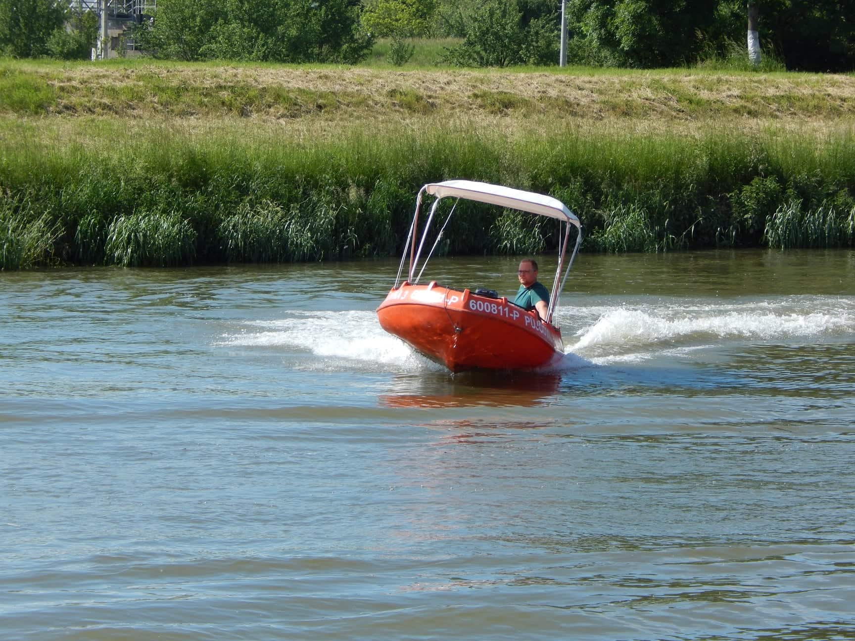 Půjčovna motorových člunů na Baťově kanále a řece Moravě