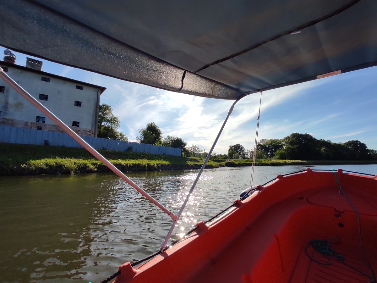 Půjčovna motorových člunů na Baťově kanále a řece Moravě