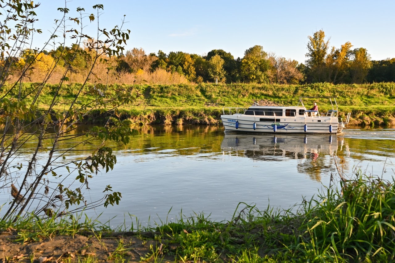 Půjčovna (pronájem) hausbótů na Baťově kanále a řece Moravě - hausbot Isabela