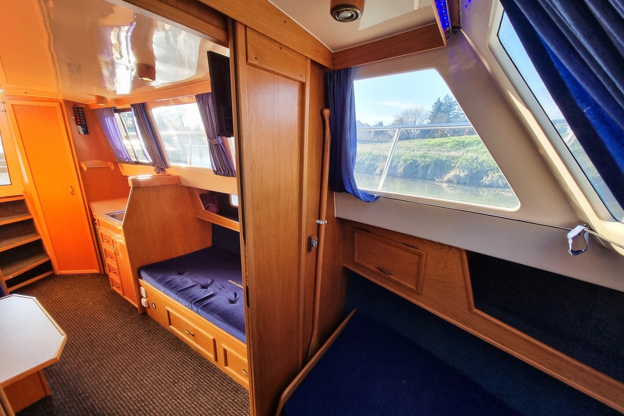 Půjčovna (pronájem) hausbótů na Baťově kanále a řece Moravě - hausbot Isabela