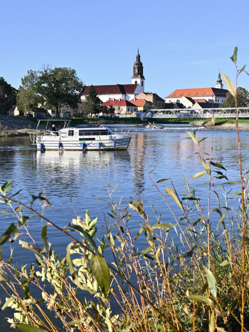Půjčovna (pronájem) hausbótů na Baťově kanále a řece Moravě - hausbot Isabela