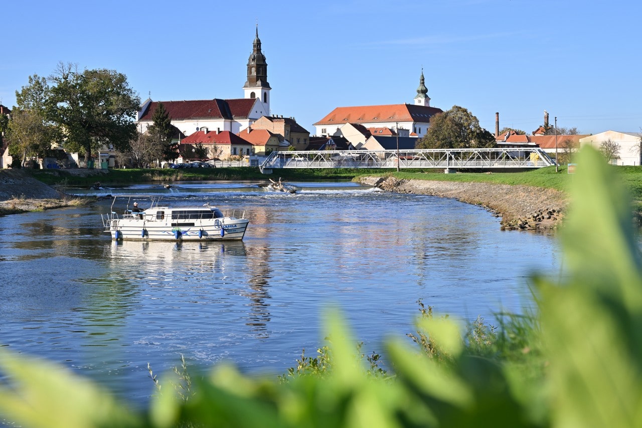 Půjčovna (pronájem) hausbótů na Baťově kanále a řece Moravě - hausbot Isabela