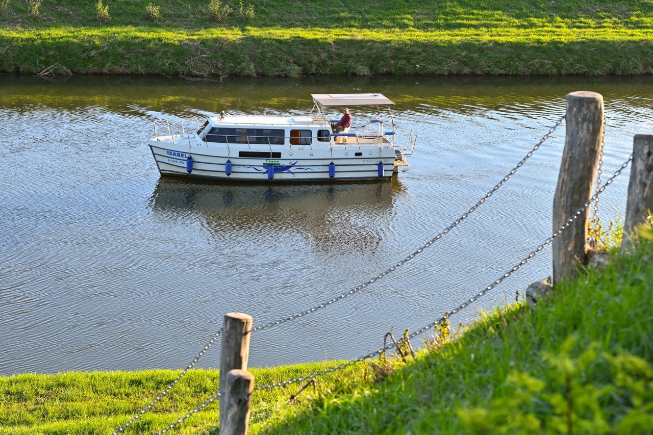 Půjčovna (pronájem) hausbótů na Baťově kanále a řece Moravě - hausbot Isabela
