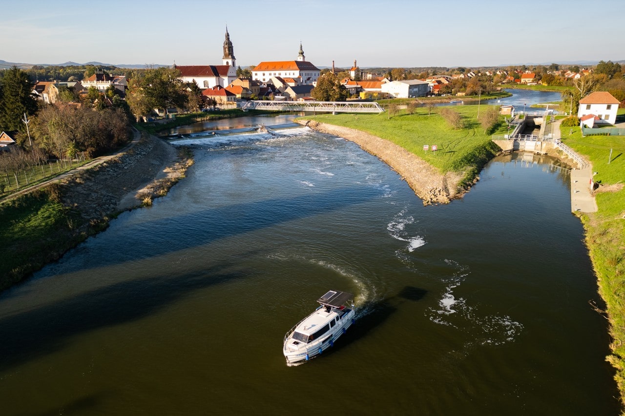 Půjčovna (pronájem) hausbótů na Baťově kanále a řece Moravě - hausbot Isabela