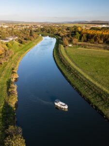 Půjčovna (pronájem) hausbótů na Baťově kanále a řece Moravě - hausbot Isabela