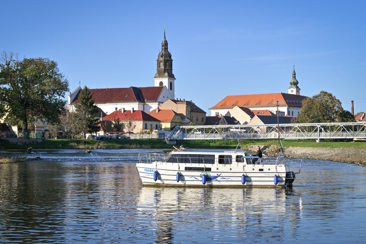 Půjčovna (pronájem) hausbótů na Baťově kanále a řece Moravě - hausbot Isabela