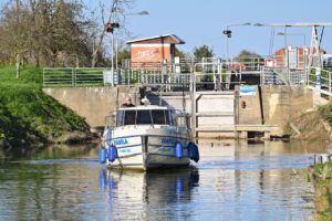 Půjčovna (pronájem) hausbótů na Baťově kanále a řece Moravě - hausbot Isabela