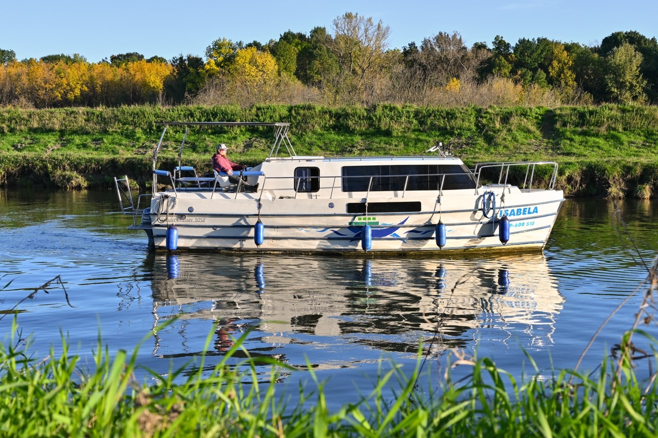 Půjčovna (pronájem) hausbótů na Baťově kanále a řece Moravě - hausbot Isabela