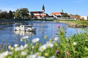 Půjčovna (pronájem) hausbótů na Baťově kanále a řece Moravě - hausbot Isabela