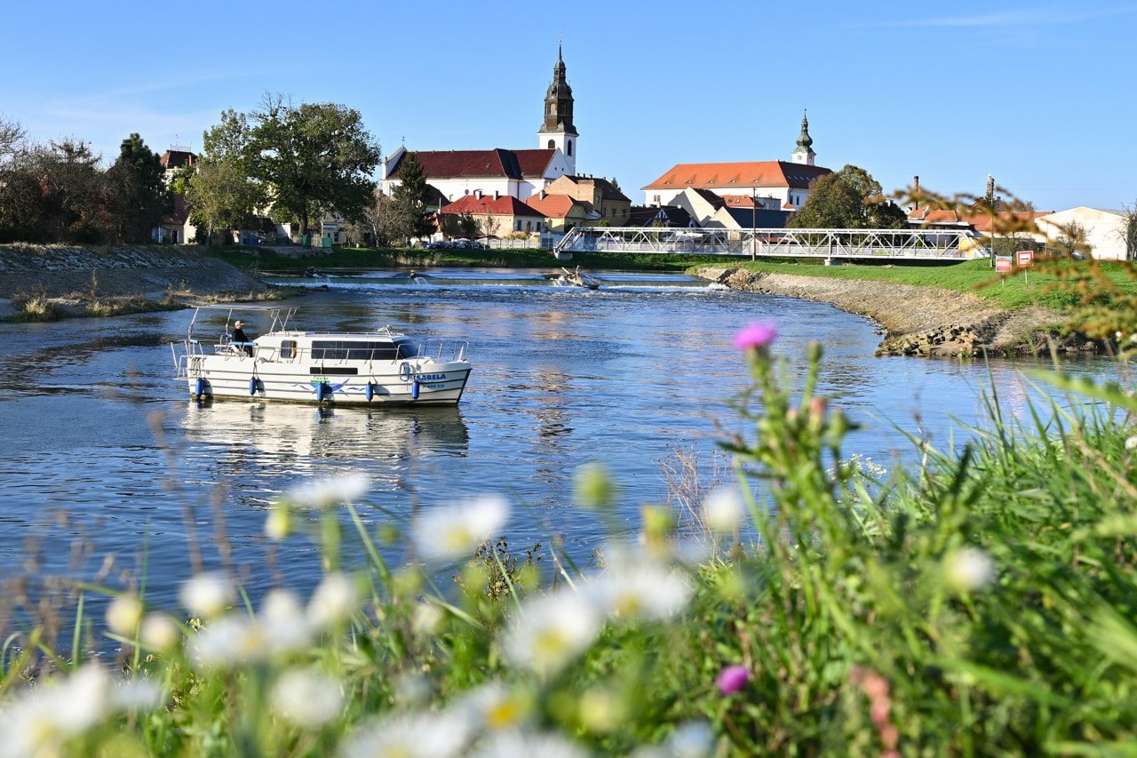 Půjčovna (pronájem) hausbótů na Baťově kanále a řece Moravě - hausbot Isabela