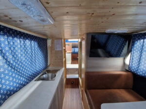 Půjčovna (pronájem) hausbótů na Baťově kanále a řece Moravě - hausbot Kamelot